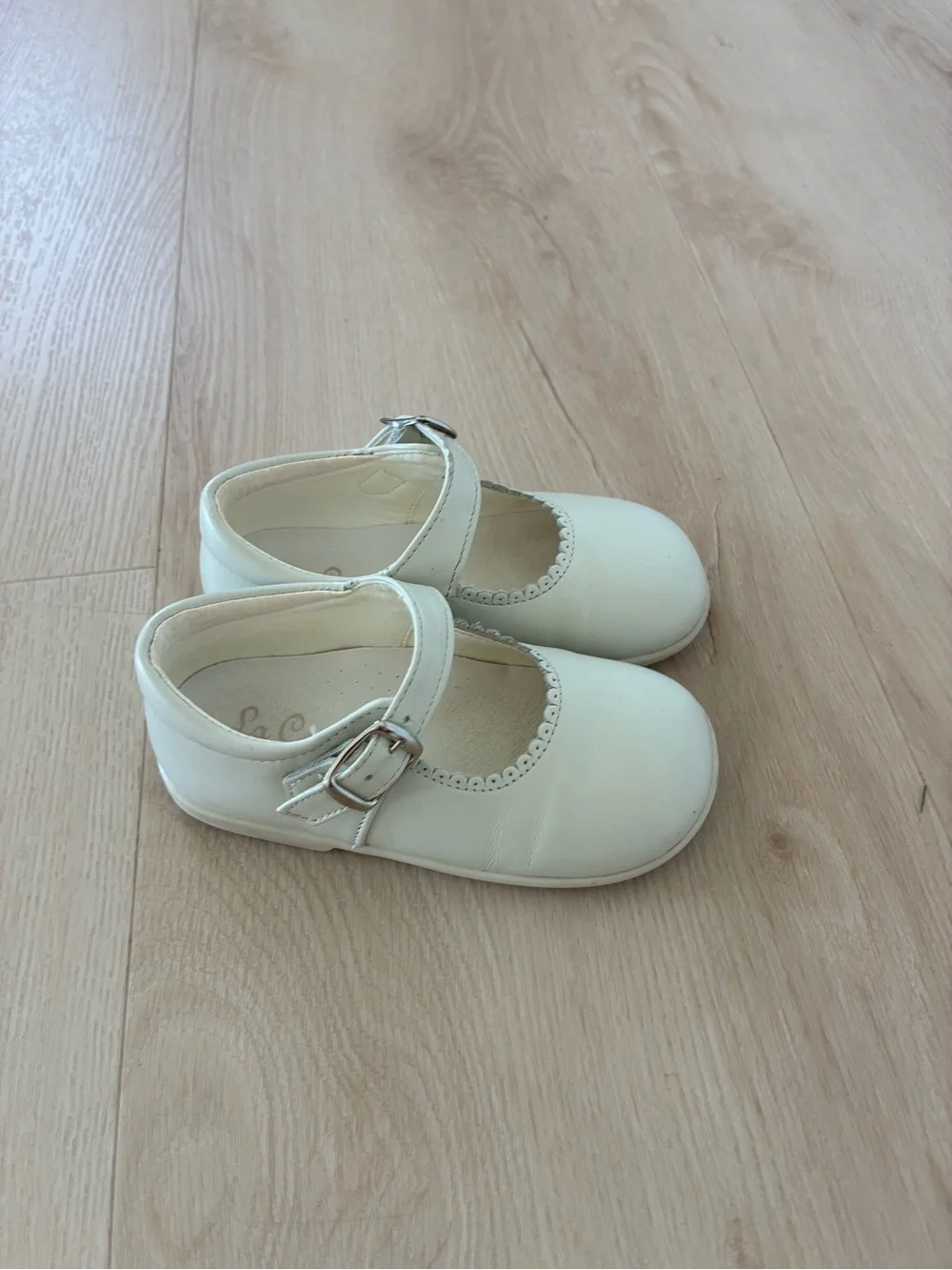 Cream Girls Mary Jane Dress Shoes with Buckle